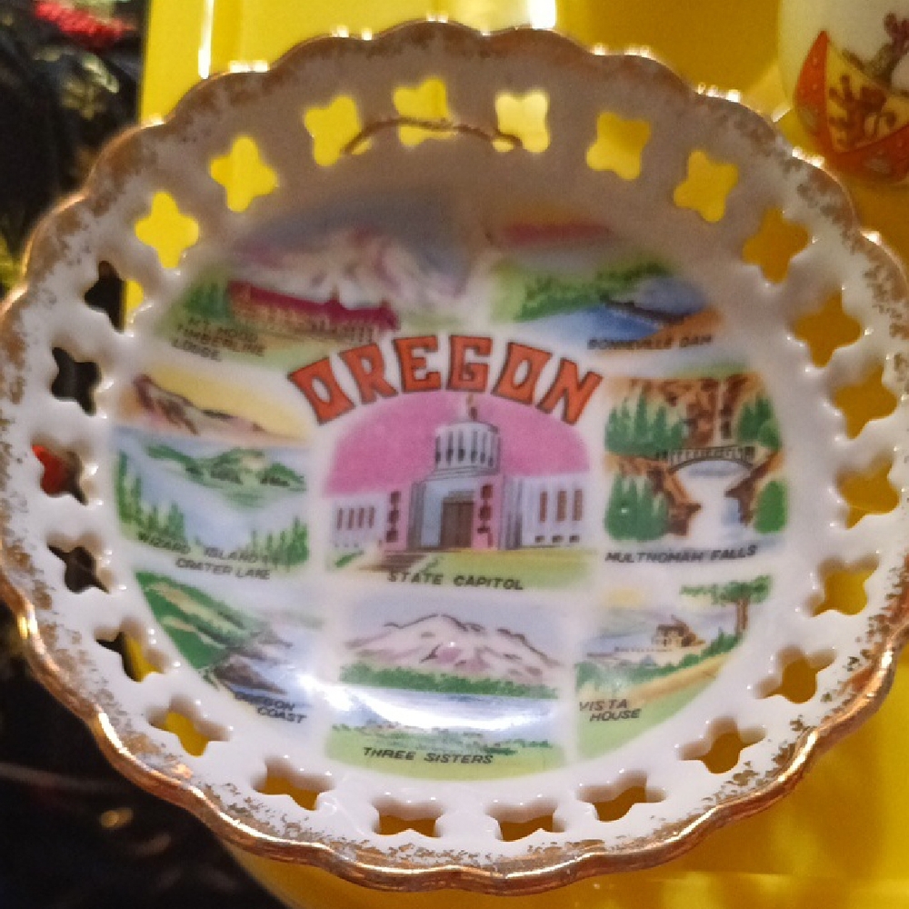 Source Unknown Oregon Souvenir Plate with Gold Trim
